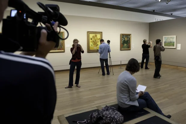 Amsterdam, Netherlands, Van Gogh Sunflowers Museum WLANL - wikiphotophile - Fotografen in Van Gogh Museum (1)