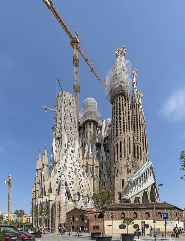 Sagrada Familia Unveiled: Barcelona’s Everlasting Architectural Symphony