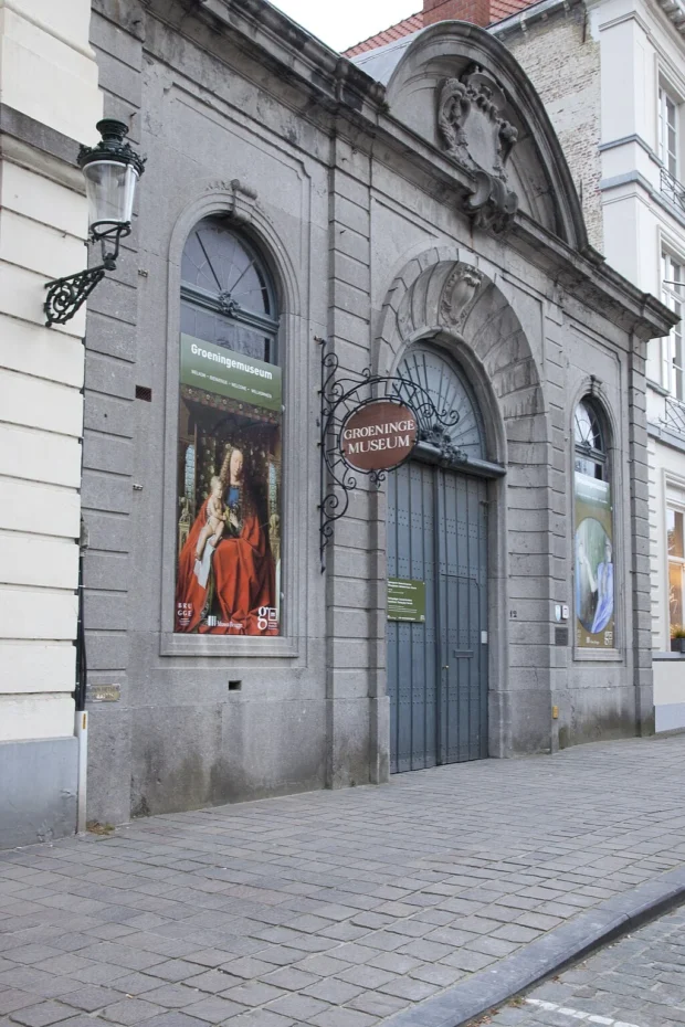 Bruges, Belgium, Groeningemuseum Brugge - Dijver 12 -Voormalig poortgebouw van de proosdij van Onze-Lieve-Vrouw, heden ingang van het Groeningemuseum - 82339