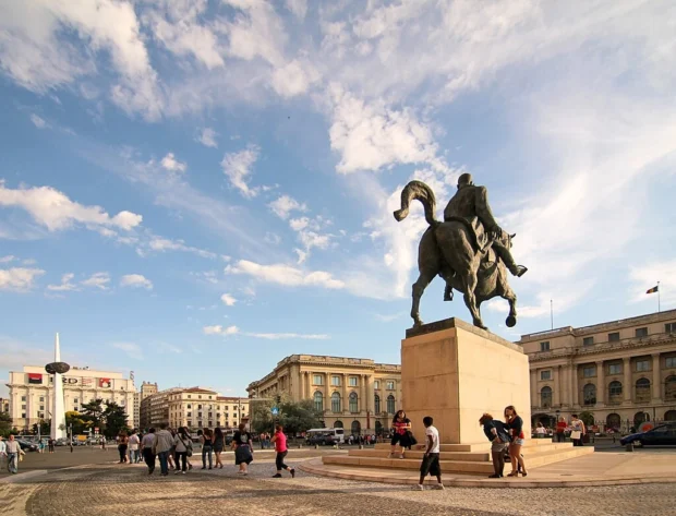 Piata Revolutiei, Statuia lui Carol