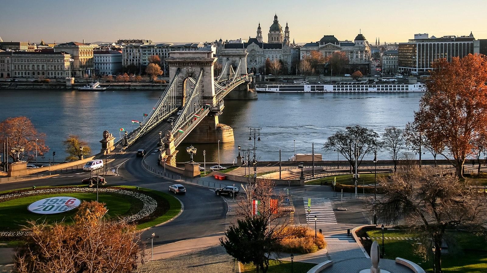 Budapest Chain Bridge (31600041191)