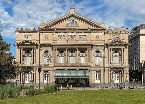 Fachada del Teatro Colón en Buenos Aires, Argentina