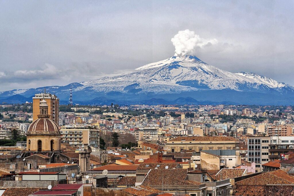 Catania vista dall'alto e il vulcano Etna a sovrastarla