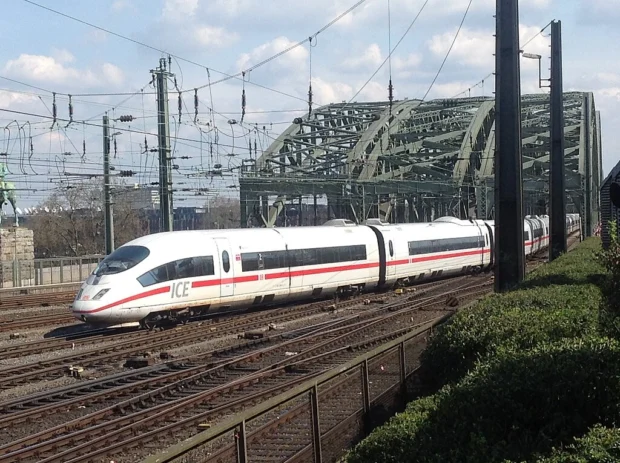 German Railways ICE TD train at Cologne, Hohenzollern Bridge - Deutsche Bahn ICE TD - Köln, Hohenzollernbrücke (26431595882)