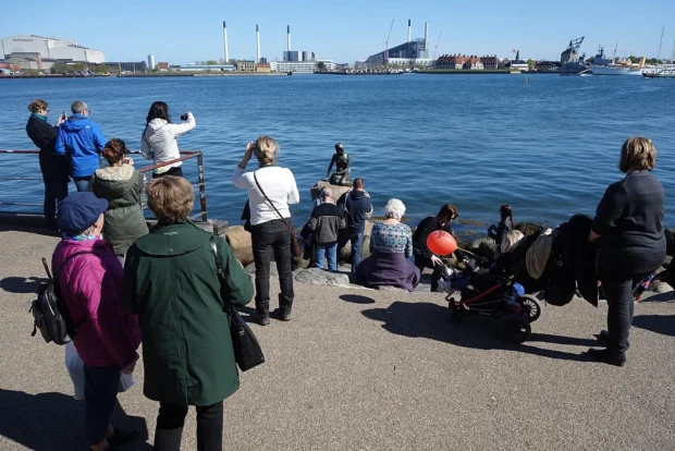 People watching the little mermaid