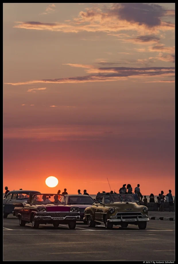 Havana, Cuba, Malecón Classic Cars El Malecón de La Habana (38968241964)
