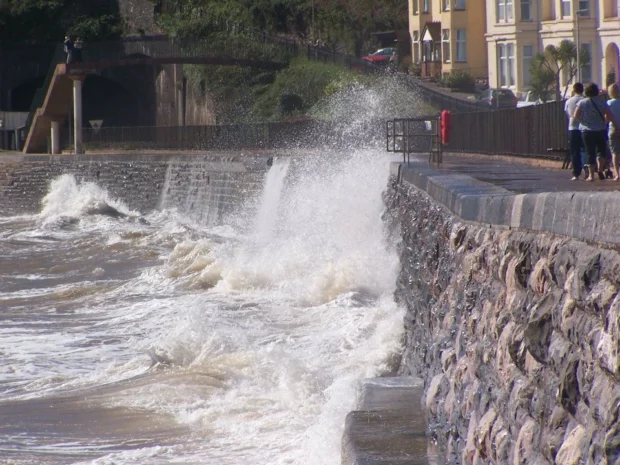 Havana, Cuba, Malecón Sea Wall Dawlish Seawall with sea breaking over railway - geograph.org.uk - 3251882