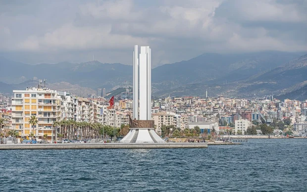 Walk the Kordon: Rediscover Izmir’s Seafront Spirit Today