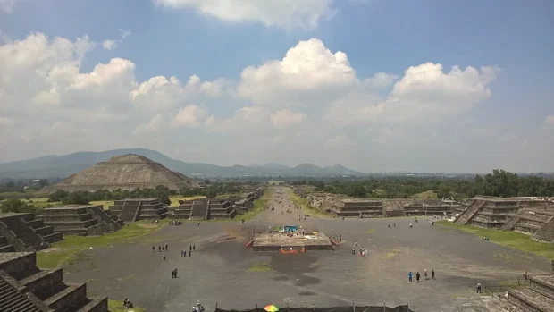 Avenue of the Dead at Teotihuacan, view from Pirámide de la Luna 20150720 12 10 55