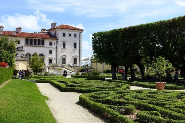 Miami, United States, Vizcaya Museum and Gardens Formal gardens and villa - Vizcaya Museum and Gardens - Miami, Florida - DSC08643
