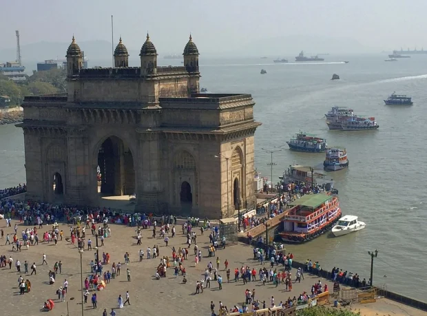 India (Mumbai) Gateway of India, Indo-Saracenic triumphal arch, with colorful people (31924510414)