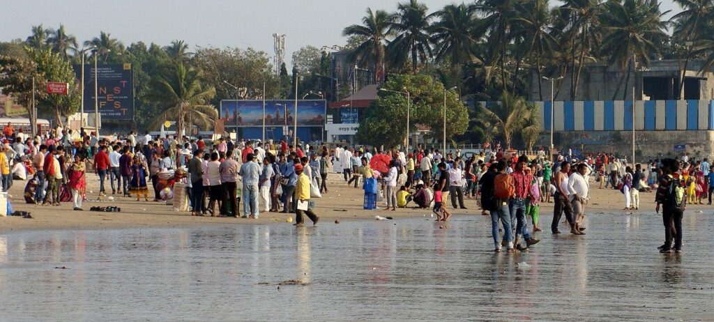 PeopleintheJuhuBeachinMumbaiIndia 01
