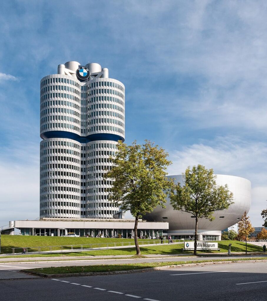 BMW Vierzylinder Tower Munich 2014 01