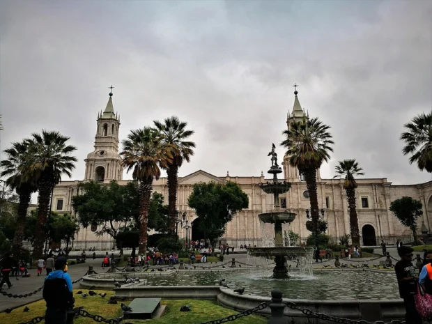 Santiago, Chile, Plaza De Armas Cathedral Catedral d'Arequipa darrera la font de la plaza de Armas