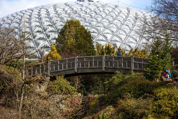 Bridge and Bloedel Conservatory dome @ Queen Elizabeth Park (49736239368)