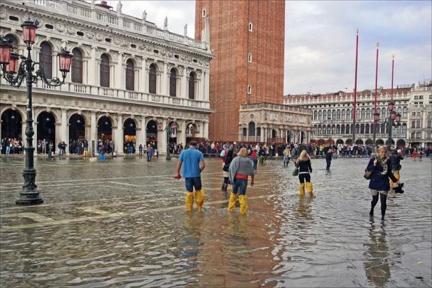 Acqua Alta sur la place Saint Marc à Venise (8091188816)