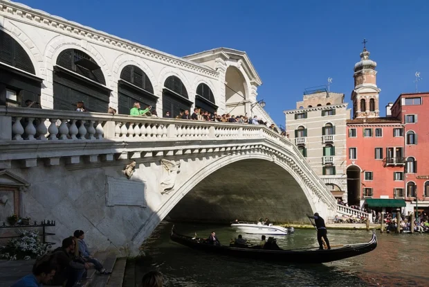 Rialto Bridge in Venice: Walk Across Centuries of Craft and Commerce