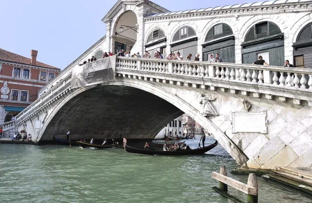 Venice, Italy, Rialto Bridge Grand Canal Grand Canal - Rialto - Venice Italy Venezia - Creative Commons by gnuckx (4969088364)