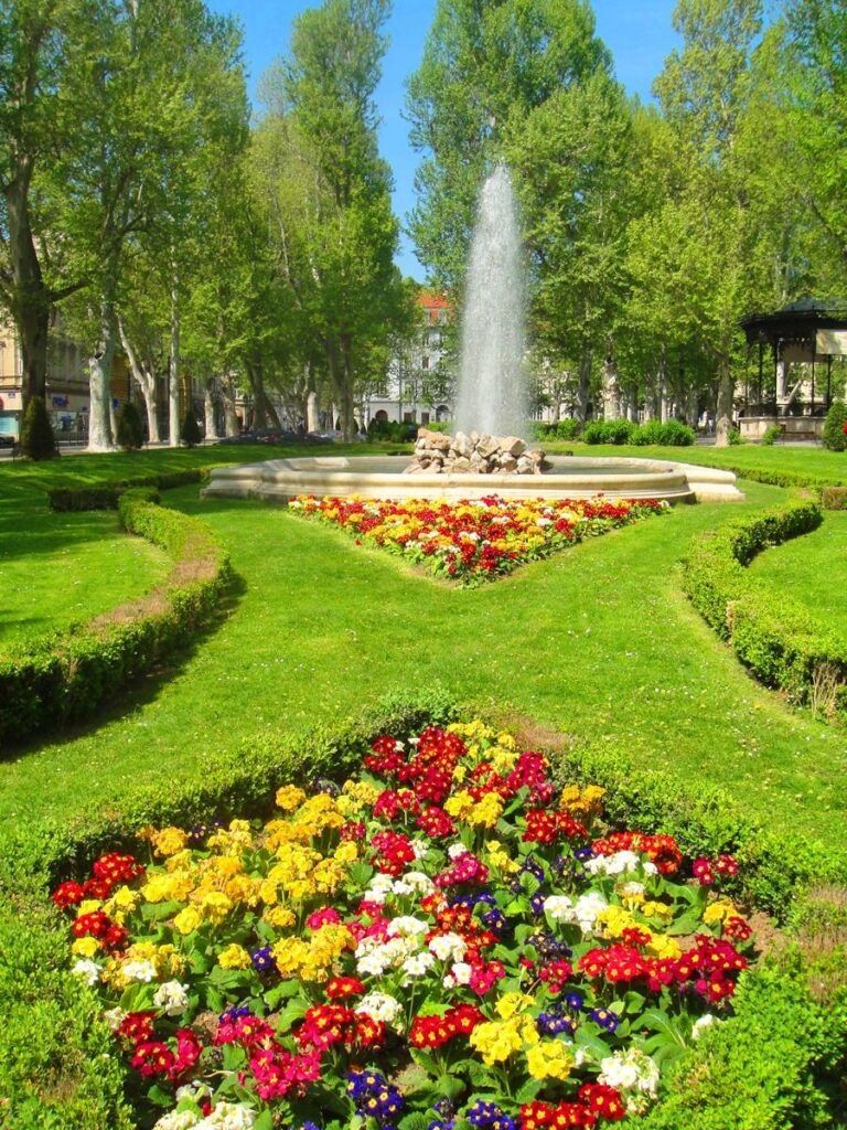 Fountain in park - panoramio